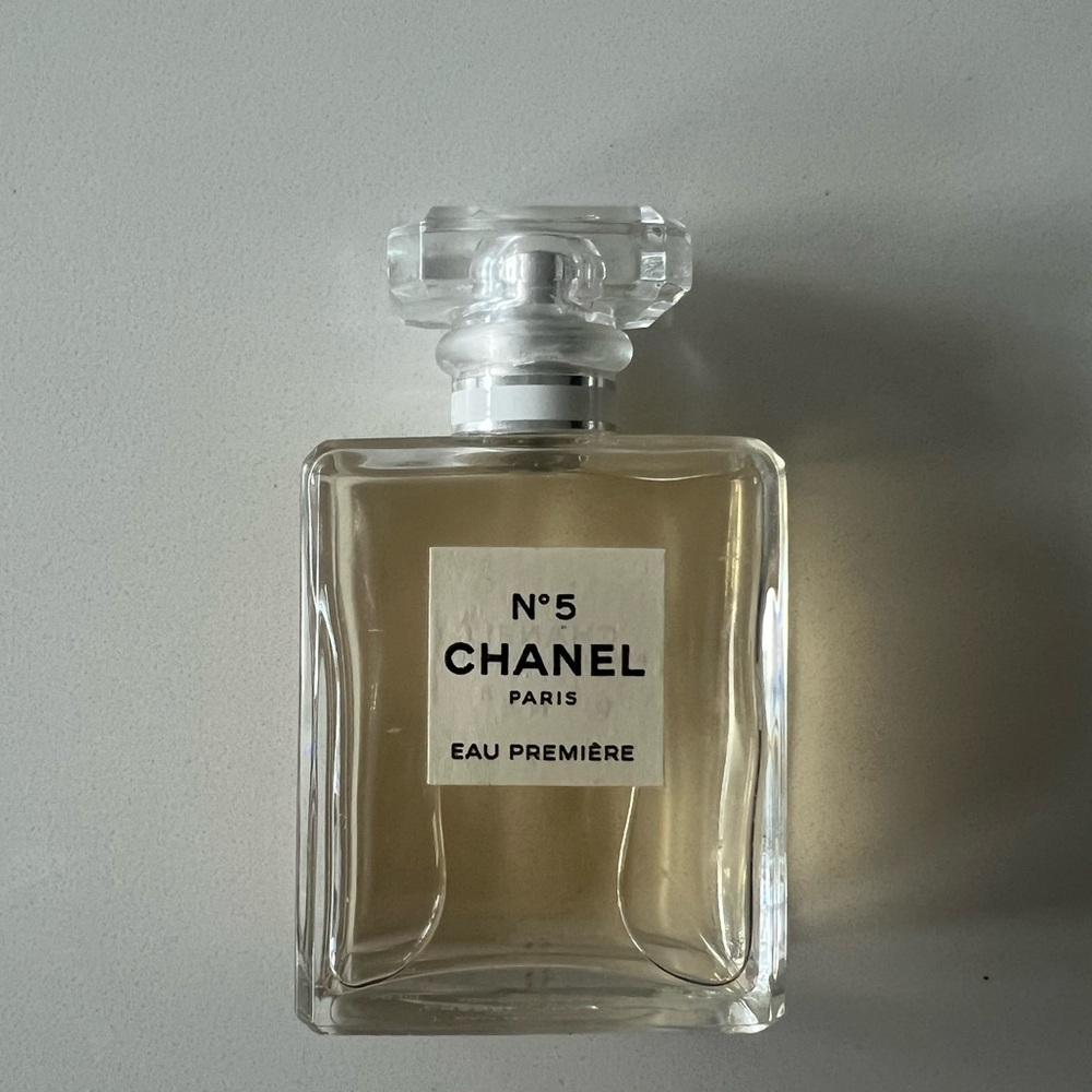 CHANEL No. 5 Eau Première Fragrance with Clear and Cream Hues